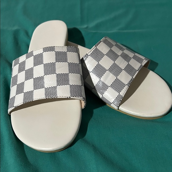 Shoes - Checkerboard Slide Sandals in White w/ black sz:39